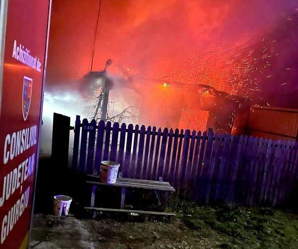 Casa unei familii a ars în urma unui incendiu provocat de un scurtcircuit