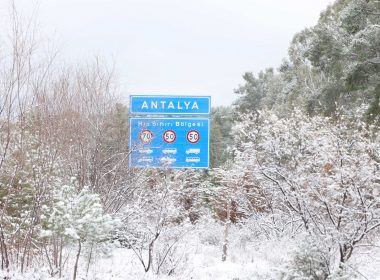În Antalya a nins pentru prima oară după 29 de ani. Imagini rare cu plajele acoperite cu zăpadă