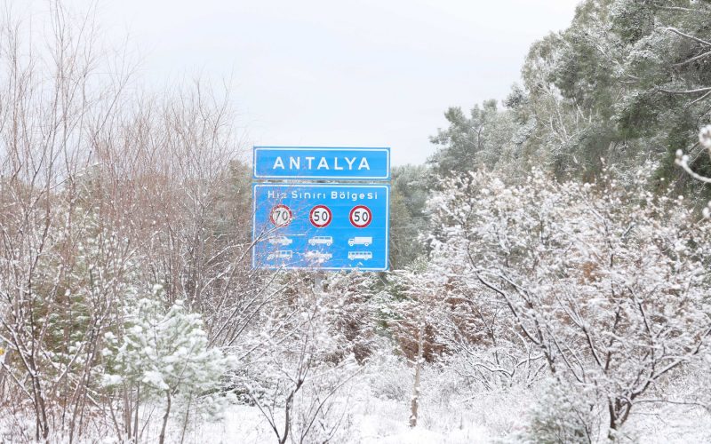 În Antalya a nins pentru prima oară după 29 de ani. Imagini rare cu plajele acoperite cu zăpadă