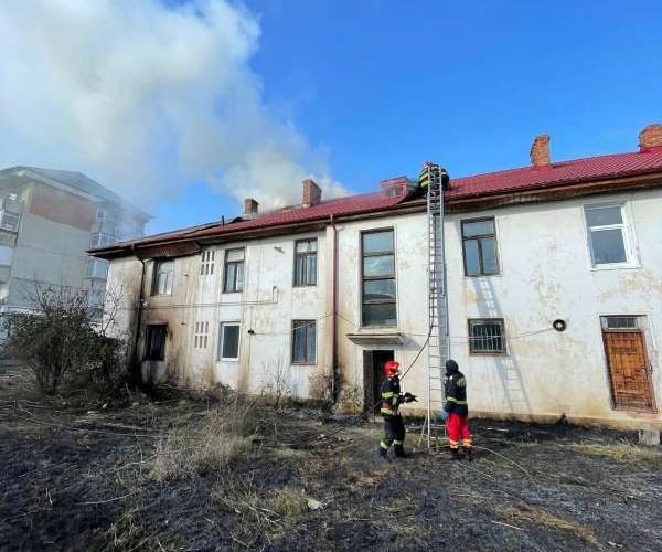 Incendiu la o policlinică din oraşul Costeşti; cinci persoane s-au autoevacuat