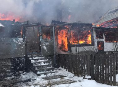 Incendiu de proporţii în Covasna: Cinci case au ars complet, iar alte trei au rămas fără acoperiş. 19 persoane au fost evacuate