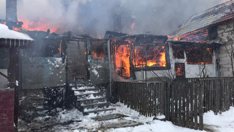 Incendiu de proporţii în Covasna: Cinci case au ars complet, iar alte trei au rămas fără acoperiş. 19 persoane au fost evacuate