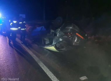 Doi răniţi într-un accident pe DN 15D; şoferul era beat şi avea permisul anulat