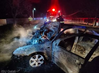 Un autoturism condus de o tânără a ars în totalitate pe DN 26 după ce a lovit un copac