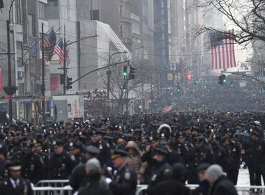 Imagini impresionante. Mii de poliţişti din SUA au participat la serviciul funerar al unui coleg de 22 de ani, ucis în Harlem