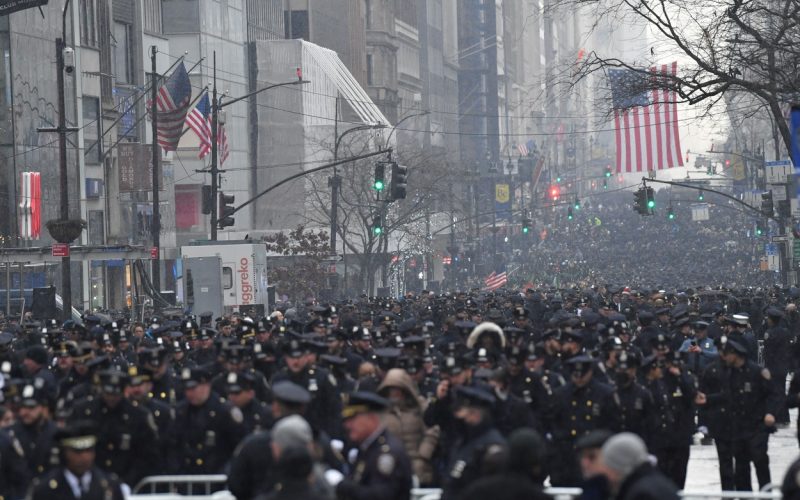 Imagini impresionante. Mii de poliţişti din SUA au participat la serviciul funerar al unui coleg de 22 de ani, ucis în Harlem
