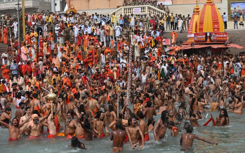 Mii de hinduşi, în râul Gange