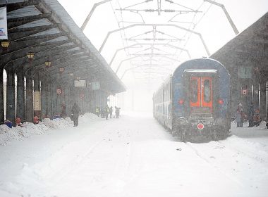 Circulaţia trenurilor se desfăşoară în condiţii de iarnă pe reţeaua feroviară din nordul ţării