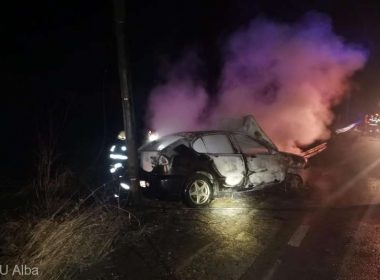 Maşină în flăcări în urma unui accident