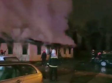 Incendiu la o clădire dezafectată din Slatina; au fost avariate 9 maşini parcate în apropiere
