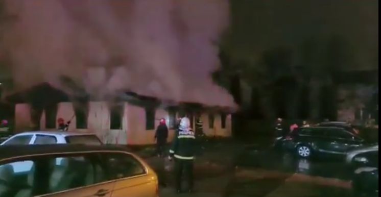 Incendiu la o clădire dezafectată din Slatina; au fost avariate 9 maşini parcate în apropiere