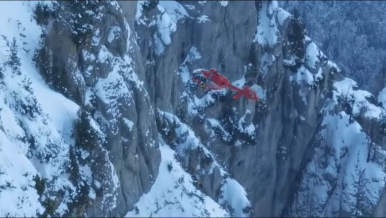 Alpinista salvată cu elicopterul SMURD dintr-o prăpastie în Munţii Bucegi este în stare bună