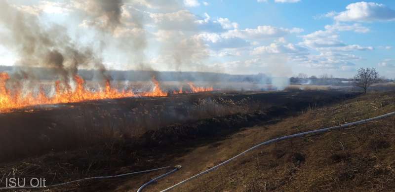 27 de incendii de vegetaţie uscată în doar două zile; suprafaţa afectată este de circa 400 de hectare