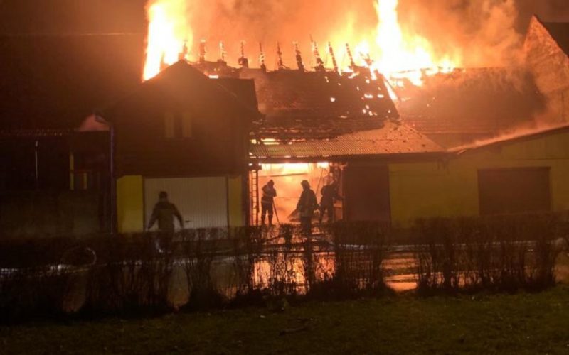Trei case, cuprinse de flăcări în Râşnov. O persoană a avut nevoie de îngrijiri medicale