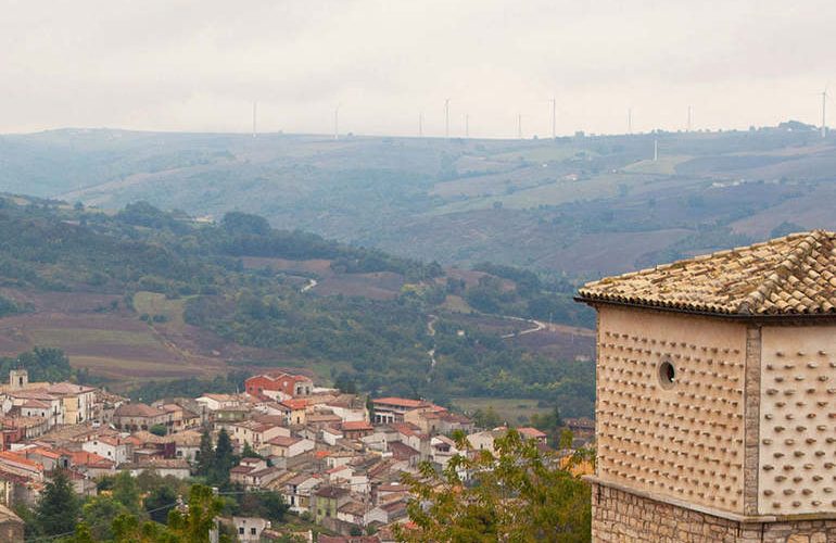 O localitate din Italia oferă 5.000 de euro persoanelor care vin să se stabilească acolo