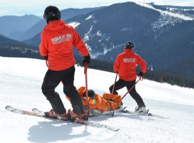 Schior accidentat pe Domeniul Şureanu, într-o zonă cu risc de avalanşă