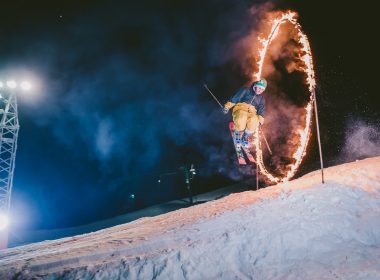 Sărituri cu schiurile şi snowmobilul prin foc la trecerea în 2022. Imagini surprinse pe o pârtie din România