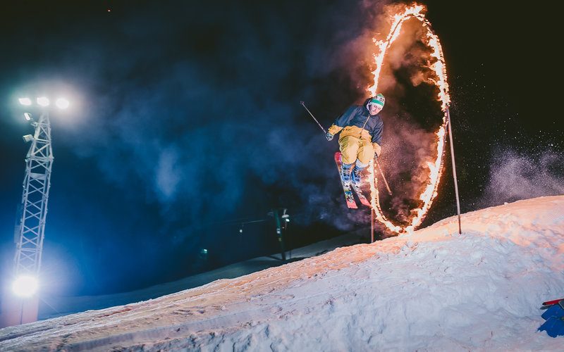 Sărituri cu schiurile şi snowmobilul prin foc la trecerea în 2022. Imagini surprinse pe o pârtie din România