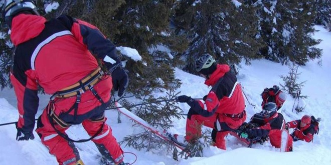 Salvamontiştii intervin în Ceahlău pentru recuperarea unor tineri blocaţi într-o zonă cu risc de avalanşă