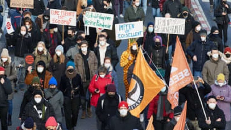 Germania: Mii de oameni au manifestat împotriva mişcării anti-vaccinare. Au avut loc şi proteste faţă de măsurile sanitare
