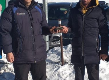 Un jandarm a găsit pe pârtia din Rânca un portofel cu 1.200 de euro, 3.000 de lei şi acte / L-a găsit pe proprietar şi l-a înapoiat