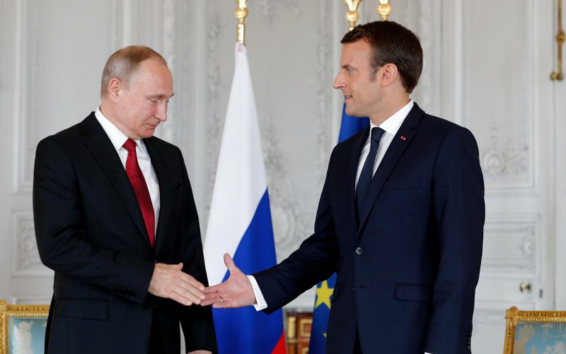 Emmanuel Macron se întâlneşte azi cu Putin