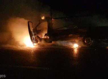 O autoutilitară a ars aproape în totalitate pe autostrada A1
