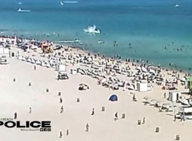 Un elicopter s-a prăbuşit în apă, în Miami, printre oamenii care înotau
