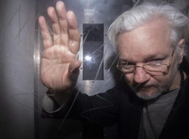 Adunarea Naţională Franceză respinge rezoluţia prin care se cere azil pentru Julian Assange