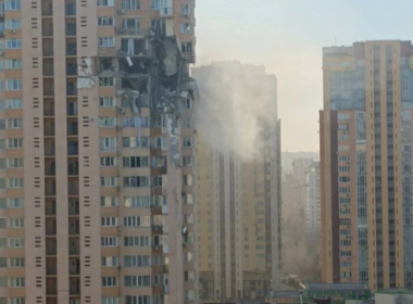 Bloc lovit de rachetă, în Kiev