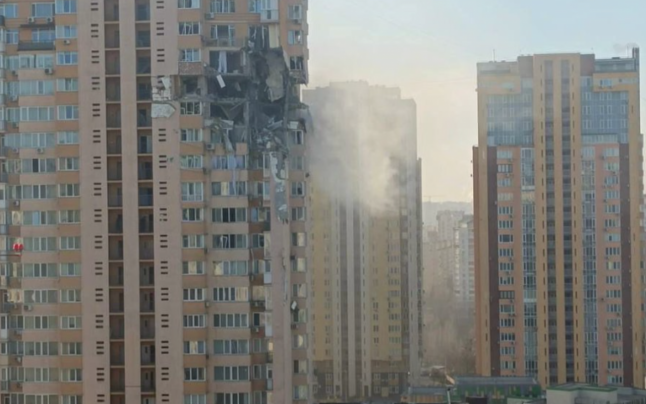 Momentul în care un bloc cu 15 etaje din Kiev este lovit de o rachetă rusească