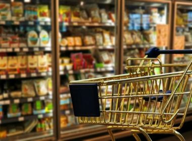 Retailerii europeni negociază intens cu marii producători de alimente pentru menţinerea preţurilor. Ce produse au început să fie retrase de pe piaţă