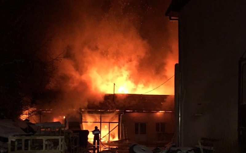 Incendiu uriaş la o fabrică de îngrăşăminte