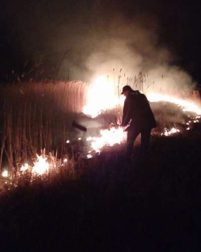 O maşină avariată şi peste 20 de hectare de vegetaţie arse în urma a 13 incendii