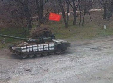 Tancurile ruseşti care se îndreaptă spre Kiev poartă steagul URSS cu secera şi ciocanul