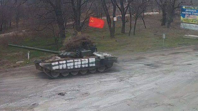 Tancurile ruseşti care se îndreaptă spre Kiev poartă steagul URSS cu secera şi ciocanul