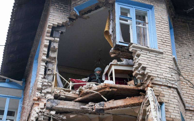 A patra zi de război în Ucraina. Lupte pe străzile din Harkov, după ce ruşii au intrat în oraş. Un bloc a fost lovit de o rachetă