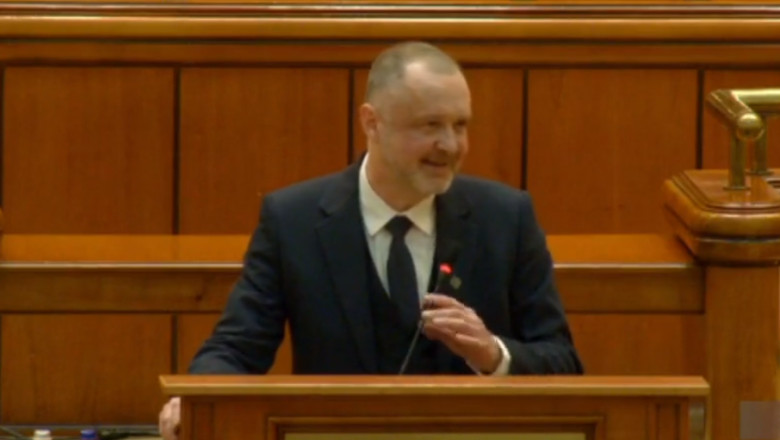 Hohote de râs în plenul Parlamentului, după ce Sorin Lavric a spus că AUR este un partid pro-european