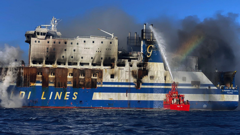 Posibilă pată de poluare lângă feribotul care a luat foc în Mediterana