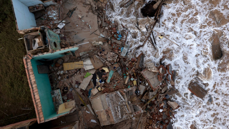 Brazilia - 152 de oameni au murit în urma alunecărilor de teren şi a inundaţiilor din oraşul Petropolis. 28 erau copii