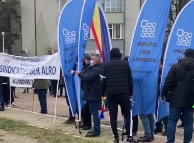 Muncitorii ALRO Slatina au ieşit în stradă