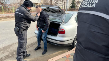 Un bărbat din Botoşani a găsit un tânăr dormind în portbagajul lui şi a sunat la 112