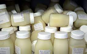 Creşterea vânzărilor online de lapte matern implică riscuri legate de prezenţa bacteriilor, medicamentelor şi virusurilor