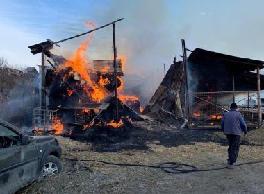 Incendiu la o fermă, fiind afectată o suprafaţă de 500 de metri pătraţi
