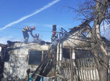 Mureş: Femeie în vârstă, găsită carbonizată într-o casă cuprinsă de flăcări