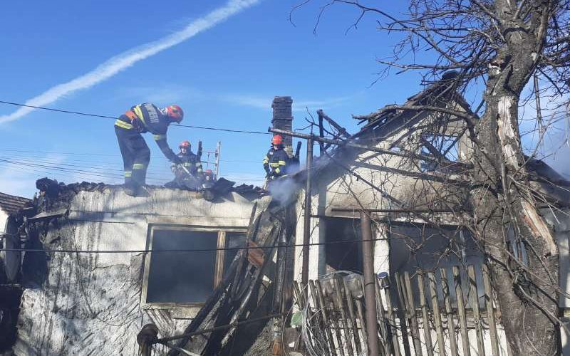 Mureş: Femeie în vârstă, găsită carbonizată într-o casă cuprinsă de flăcări