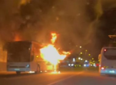 Autocar în flăcări