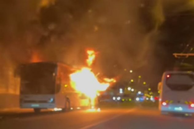 Autocar în flăcări