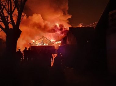 Şapte locuinţe, cuprinse de un incendiu izbucnit din cauza unui scurtcircuit produs la o improvizaţie pe instalaţia electrică