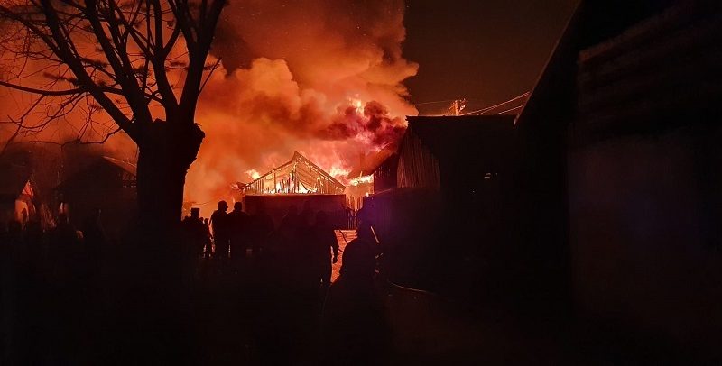 Şapte locuinţe, cuprinse de un incendiu izbucnit din cauza unui scurtcircuit produs la o improvizaţie pe instalaţia electrică